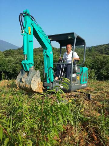 小型挖掘機(jī)